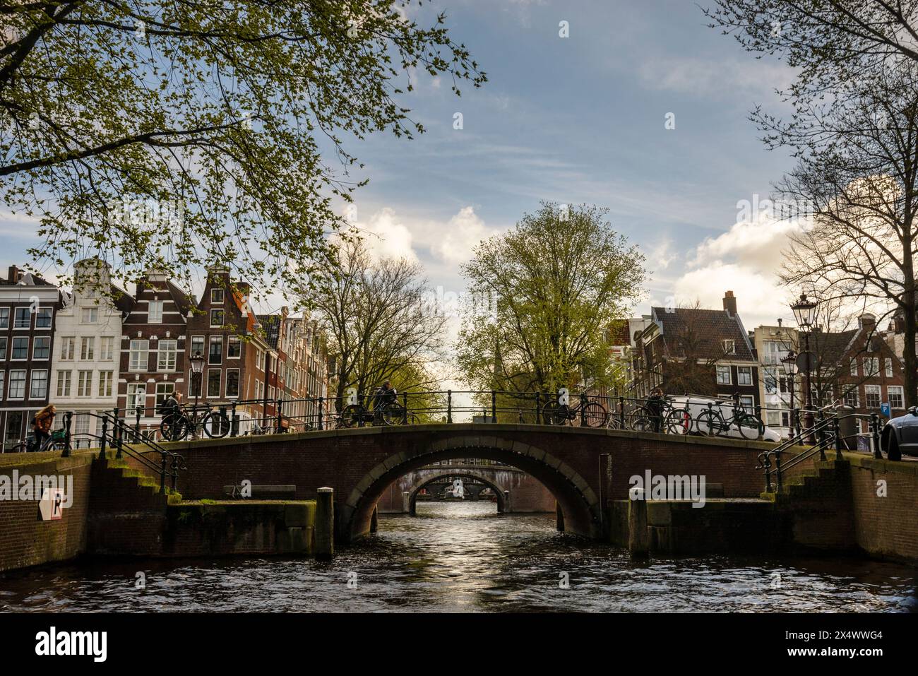 Campanile gotico di Krijberg e ponte sul canale di Reguliersgracht ad Amsterdam, Paesi Bassi. Foto Stock