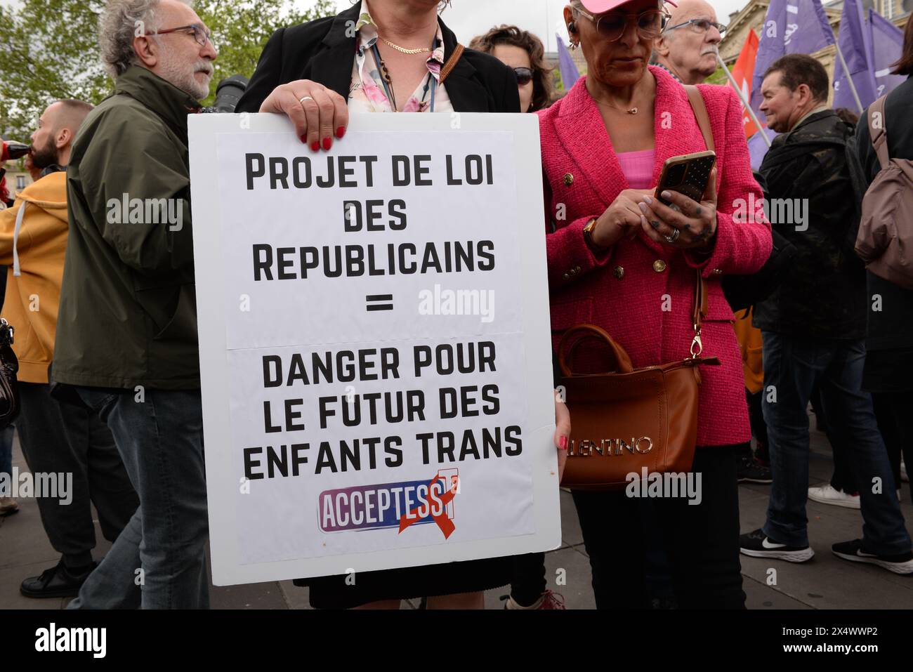 Beaucoup de monde contre la transphobie et le projet de loi des républicains sont venus protester dans la bonne humeur Place de la république à Paris Foto Stock