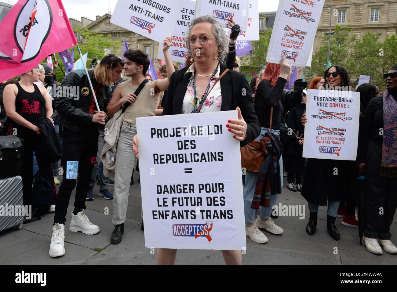 Beaucoup de monde contre la transphobie et le projet de loi des républicains sont venus protester dans la bonne humeur Place de la république à Paris Foto Stock