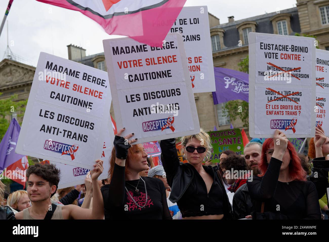 Beaucoup de monde contre la transphobie et le projet de loi des républicains sont venus protester dans la bonne humeur Place de la république à Paris Foto Stock