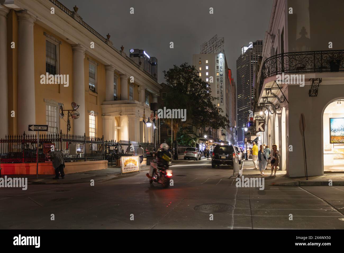 Royal Street nel quartiere francese di New Orleans di notte Foto Stock