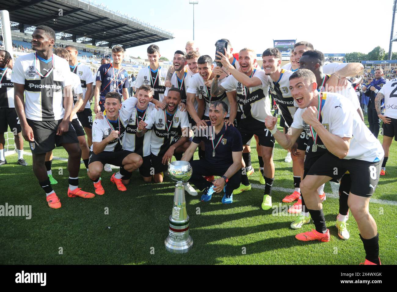 Gioia finale con una coppa (Parma) durante la partita di serie B italiana tra Parma 1-1 Cremonese allo Stadio Ennio Tardini il 5 maggio 2024 a Parma. Crediti: Maurizio Borsari/AFLO/Alamy Live News Foto Stock