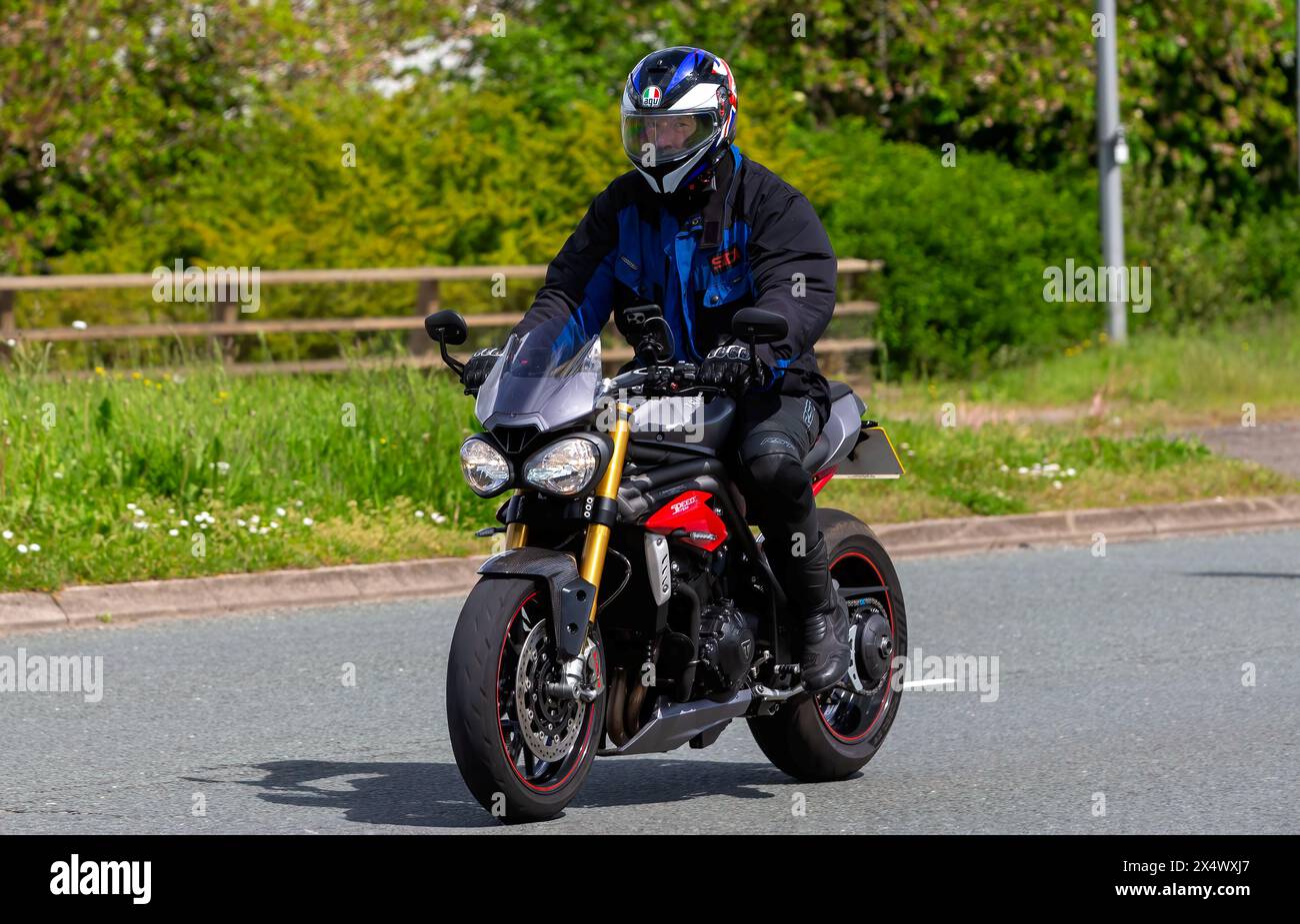 Milton Keynes, Regno Unito - 5 maggio 2024: 3016 moto Triumph Speed Triple R 1050 su una strada britannica Foto Stock