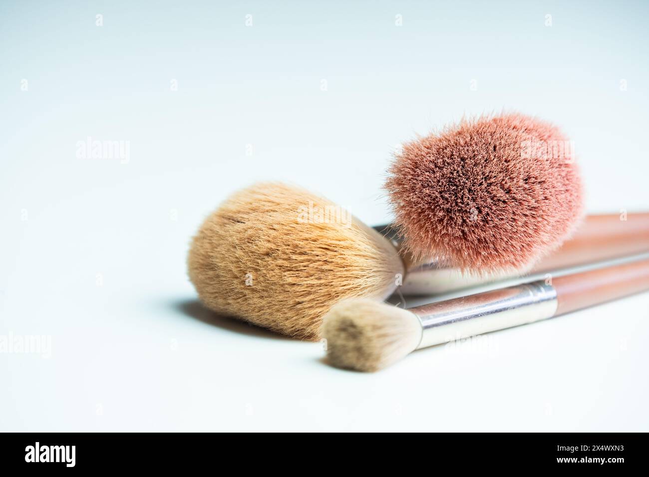 Composizione di tre pennelli per trucco di diverse dimensioni e tipi di capelli Foto Stock