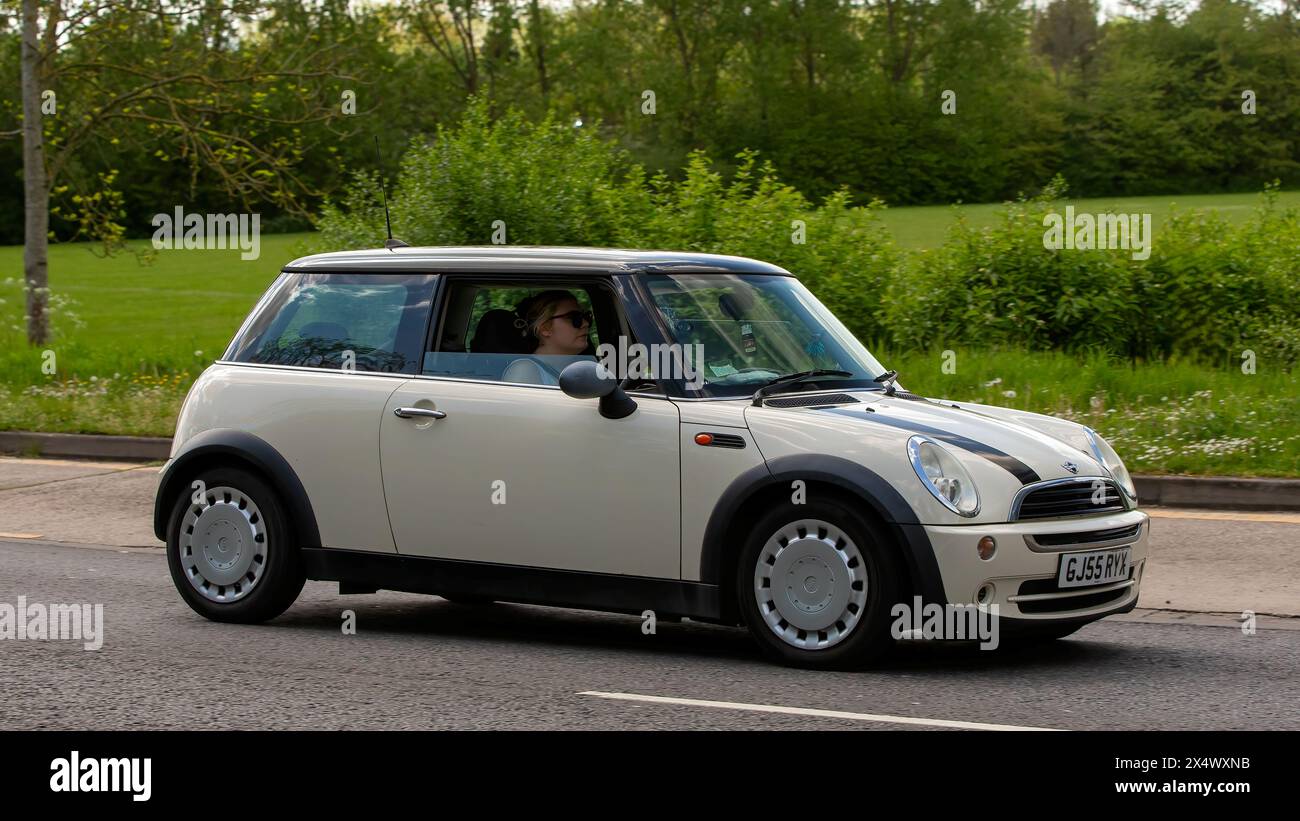 Milton Keynes, Regno Unito - 5 maggio 2024:2005 Mini auto bianca che guida su una strada inglese Foto Stock