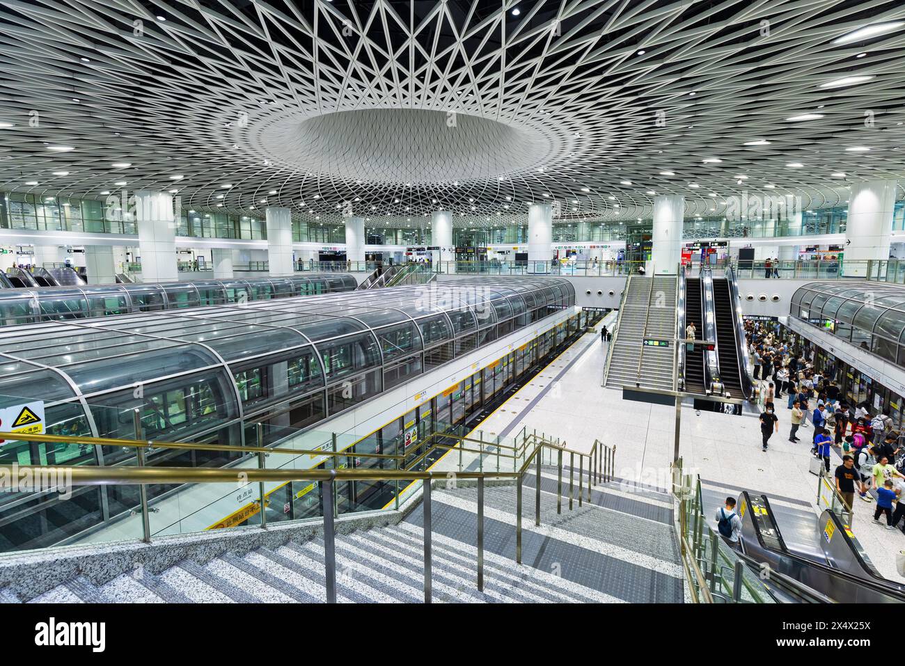 Architettura di transito della metropolitana di Shenzhen nella stazione della metropolitana Gangxia North a Shenzhen, Cina Foto Stock