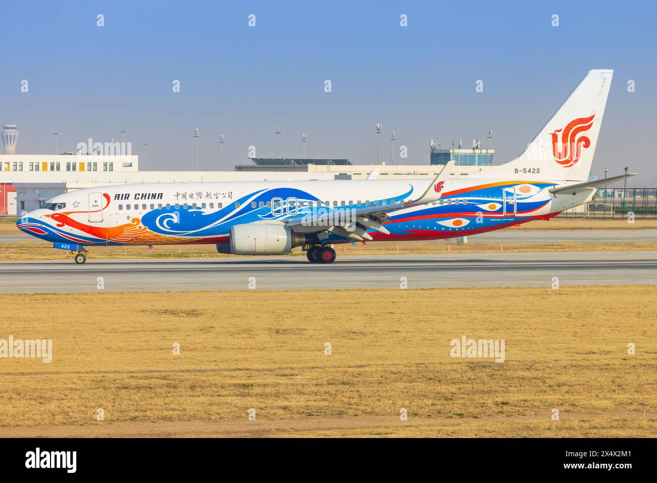 La Cina ha Unito gli aerei di linea Boeing 737 con Phoenix Livery all'aeroporto di Shanghai in Cina nell'aprile 2024 Foto Stock