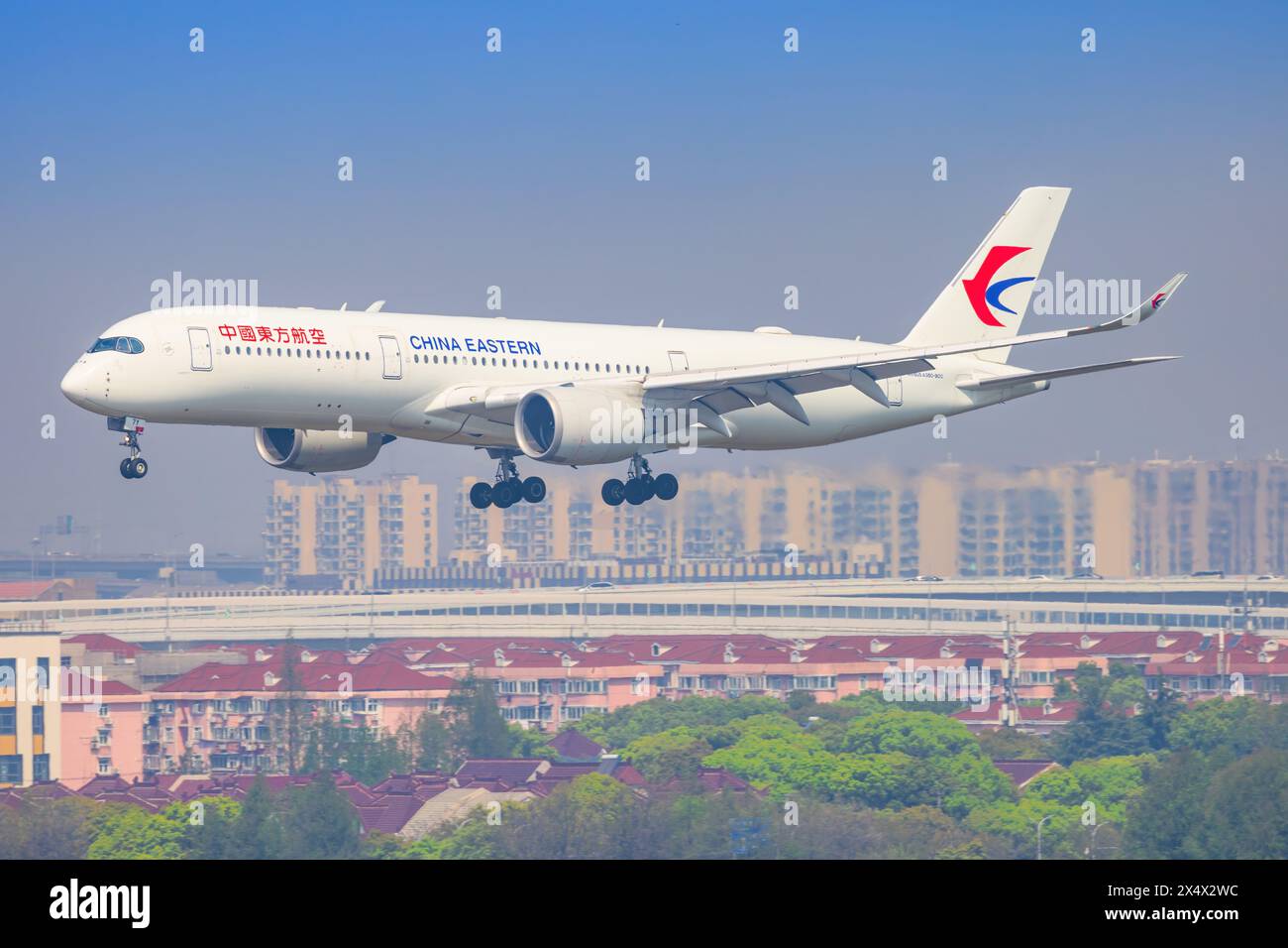 Boeing A 350 da aerei di linea cinesi presso l'aeroporto di Shanghai Hongqiao in Cina nell'aprile 2024 Foto Stock