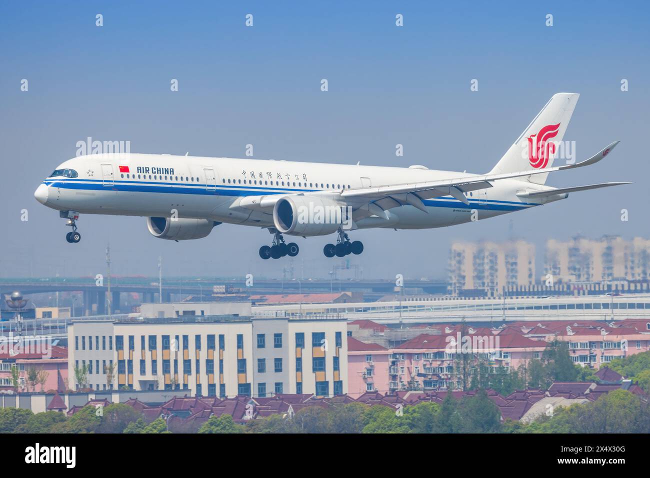 Airbus A 350 da China Airliner presso l'aeroporto di Shanghai Hongqiao in Cina nell'aprile 2024 Foto Stock