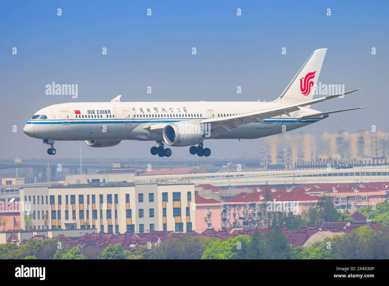 Airbus A 350 da China Airliner presso l'aeroporto di Shanghai Hongqiao in Cina nell'aprile 2024 Foto Stock
