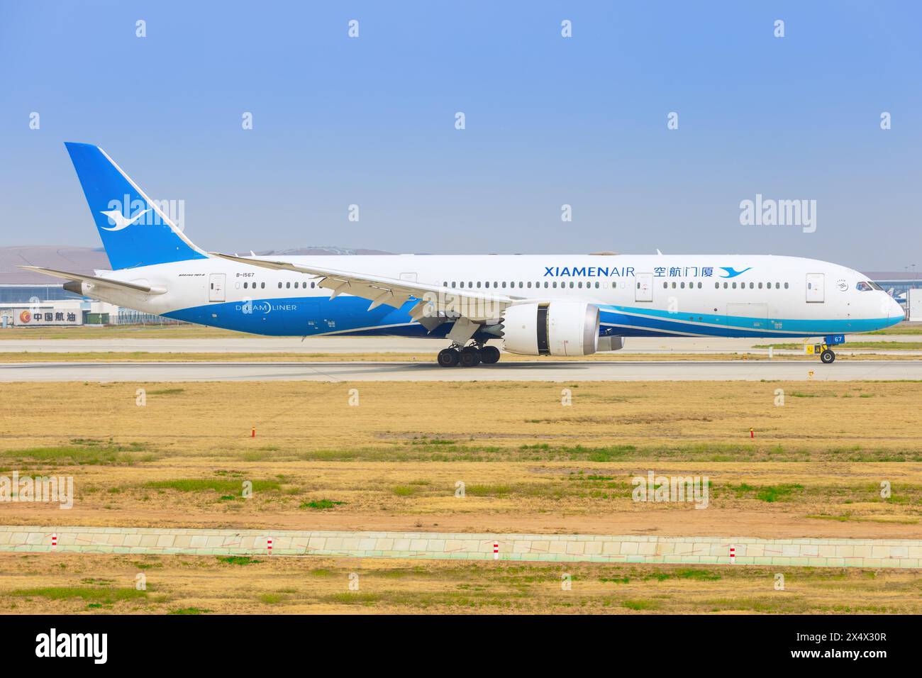 Aerei di linea Xiamen Boeing 787 all'aeroporto di Peijing in Cina nell'aprile 2024 Foto Stock