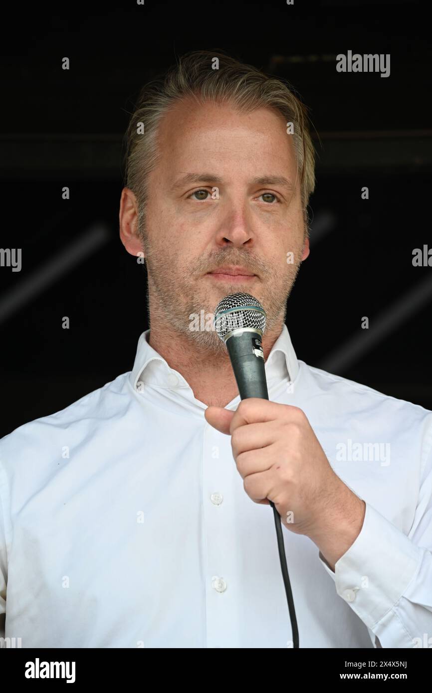 Trafalgar Square, Londra, Regno Unito. 5 maggio 2024. Speakers Floris Muller, al primo raduno della Festa della Repubblica in Trafalgar Square il 05.05.24. Cambiare il paese per sempre. Siamo cittadini, non sudditi. La Repubblica ha ricevuto il sostegno del 55% della popolazione britannica per abolire la monarchia nel Regno Unito. Credito: Vedi li/Picture Capital/Alamy Live News Foto Stock Trafalgar Square, Londra, Regno Unito. 5 maggio 2024. Speakers Floris Muller, al primo raduno della Festa della Repubblica in Trafalgar Square il 05.05.24. Cambiare il paese per sempre. Siamo cittadini, non sudditi. La Repubblica ha ricevuto il sostegno del 55% della popolazione britannica per abolire la monarchia nel Regno Unito. Credito: Vedi li/Picture Capital/Alamy Live News Foto Stock