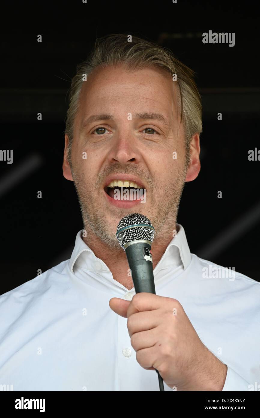 Trafalgar Square, Londra, Regno Unito. 5 maggio 2024. Speakers Floris Muller, al primo raduno della Festa della Repubblica in Trafalgar Square il 05.05.24. Cambiare il paese per sempre. Siamo cittadini, non sudditi. La Repubblica ha ricevuto il sostegno del 55% della popolazione britannica per abolire la monarchia nel Regno Unito. Credito: Vedi li/Picture Capital/Alamy Live News Foto Stock Trafalgar Square, Londra, Regno Unito. 5 maggio 2024. Speakers Floris Muller, al primo raduno della Festa della Repubblica in Trafalgar Square il 05.05.24. Cambiare il paese per sempre. Siamo cittadini, non sudditi. La Repubblica ha ricevuto il sostegno del 55% della popolazione britannica per abolire la monarchia nel Regno Unito. Credito: Vedi li/Picture Capital/Alamy Live News Foto Stock
