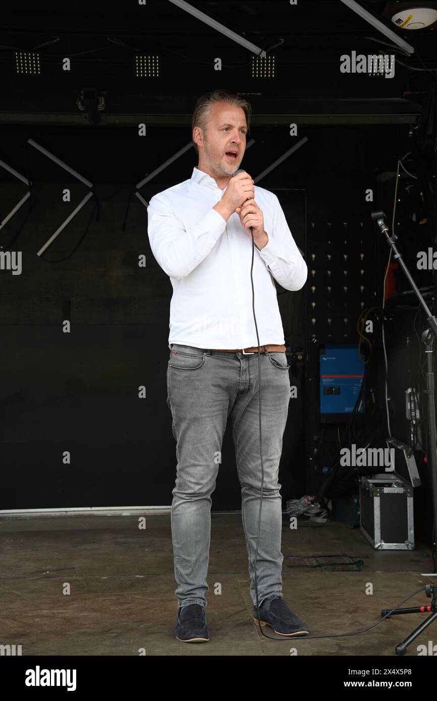 Trafalgar Square, Londra, Regno Unito. 5 maggio 2024. Speakers Floris Muller, al primo raduno della Festa della Repubblica in Trafalgar Square il 05.05.24. Cambiare il paese per sempre. Siamo cittadini, non sudditi. La Repubblica ha ricevuto il sostegno del 55% della popolazione britannica per abolire la monarchia nel Regno Unito. Credito: Vedi li/Picture Capital/Alamy Live News Foto Stock Trafalgar Square, Londra, Regno Unito. 5 maggio 2024. Speakers Floris Muller, al primo raduno della Festa della Repubblica in Trafalgar Square il 05.05.24. Cambiare il paese per sempre. Siamo cittadini, non sudditi. La Repubblica ha ricevuto il sostegno del 55% della popolazione britannica per abolire la monarchia nel Regno Unito. Credito: Vedi li/Picture Capital/Alamy Live News Foto Stock