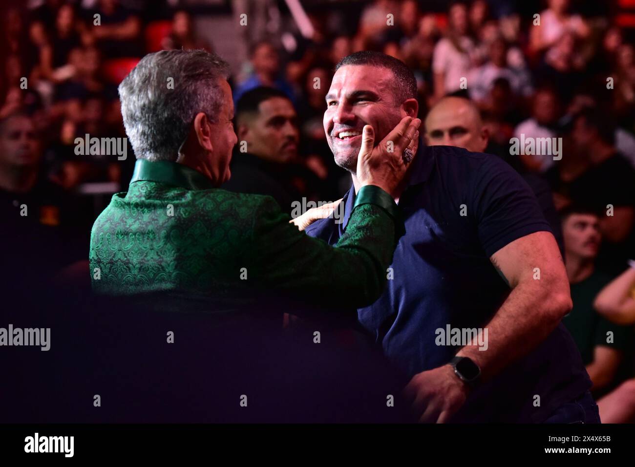 Rio De Janeiro, RJ, Brasile. 4 maggio 2024. RIO DE JANEIRO, RJ - 4 MAGGIO: L'ex campione UFC Mauricio Shogun festeggia dopo essere stato nominato membro della UFC Hall of Fame Class del 2024 durante l'evento UFC 301 alla Farmasi Arena il 4 maggio 2024 a Rio de Janeiro, RJ, Brasile. (Foto di Leandro Bernardes/PxImages) credito: PX Images/Alamy Live News Foto Stock