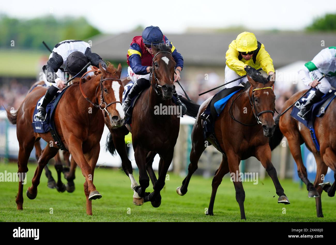 Elmalka cavalcata da Silvestre De Souza (a destra) sulla strada per vincere la Qipco 1000 Guineas il terzo giorno del QIPCO Guineas Festival al Newmarket Racecourse, Suffolk. Data foto: Domenica 5 maggio 2024. Foto Stock