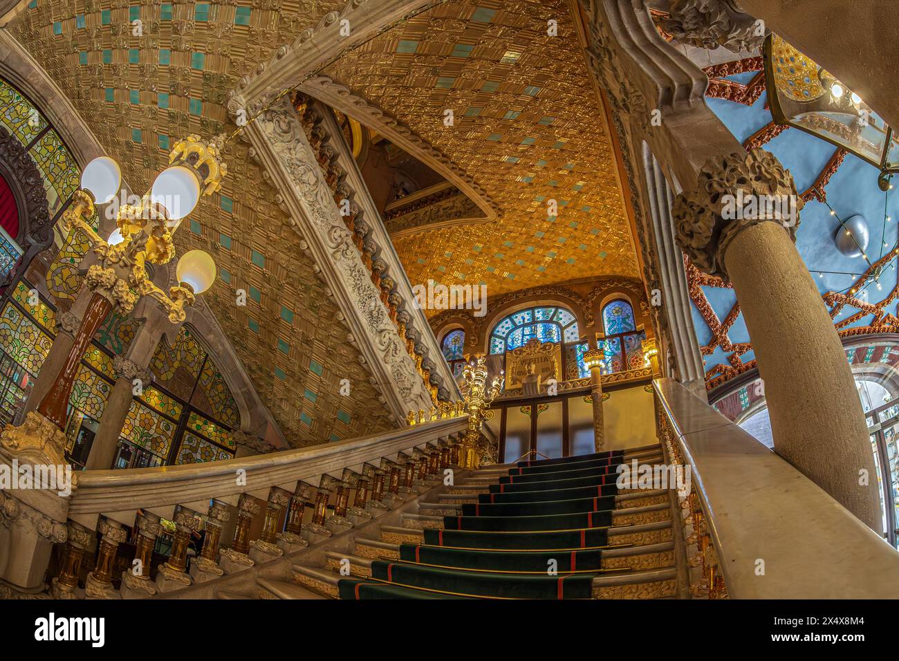 BARCELLONA, CATALOGNA, SPAGNA - 14 APRILE 2024: Scalinata del Palazzo della musica Catalana, una sala concerti progettata in stile modernista catalano dall'arco Foto Stock