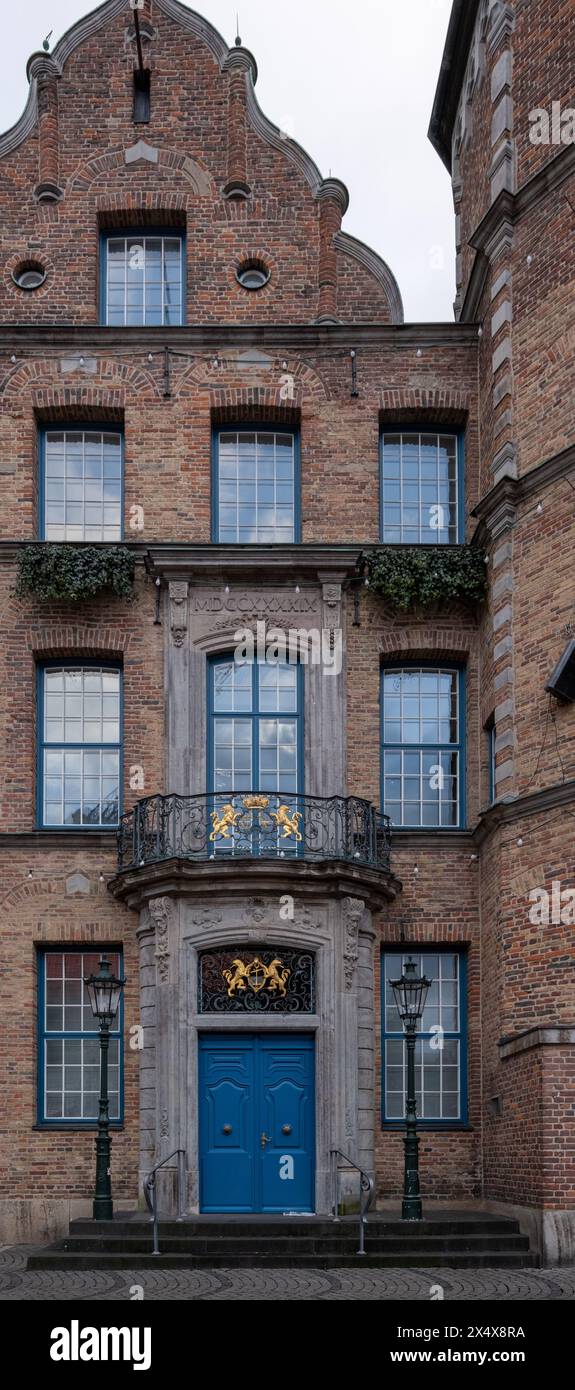 Vista frontale di un edificio storico a Düsseldorf, Germania, che mostra l'architettura classica tedesca e il design elegante, riflettendo cultura e storia Foto Stock