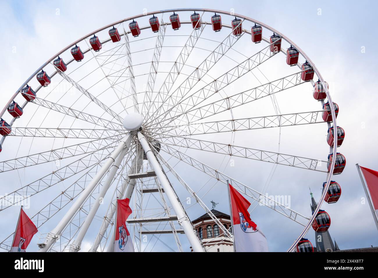 Ruota panoramica. Uno scatto dall'area del festival nella città di Düsseldorf. Parchi divertimenti e attività divertenti. Ruota panoramica dettagliata e ad alta risoluzione . Foto Stock