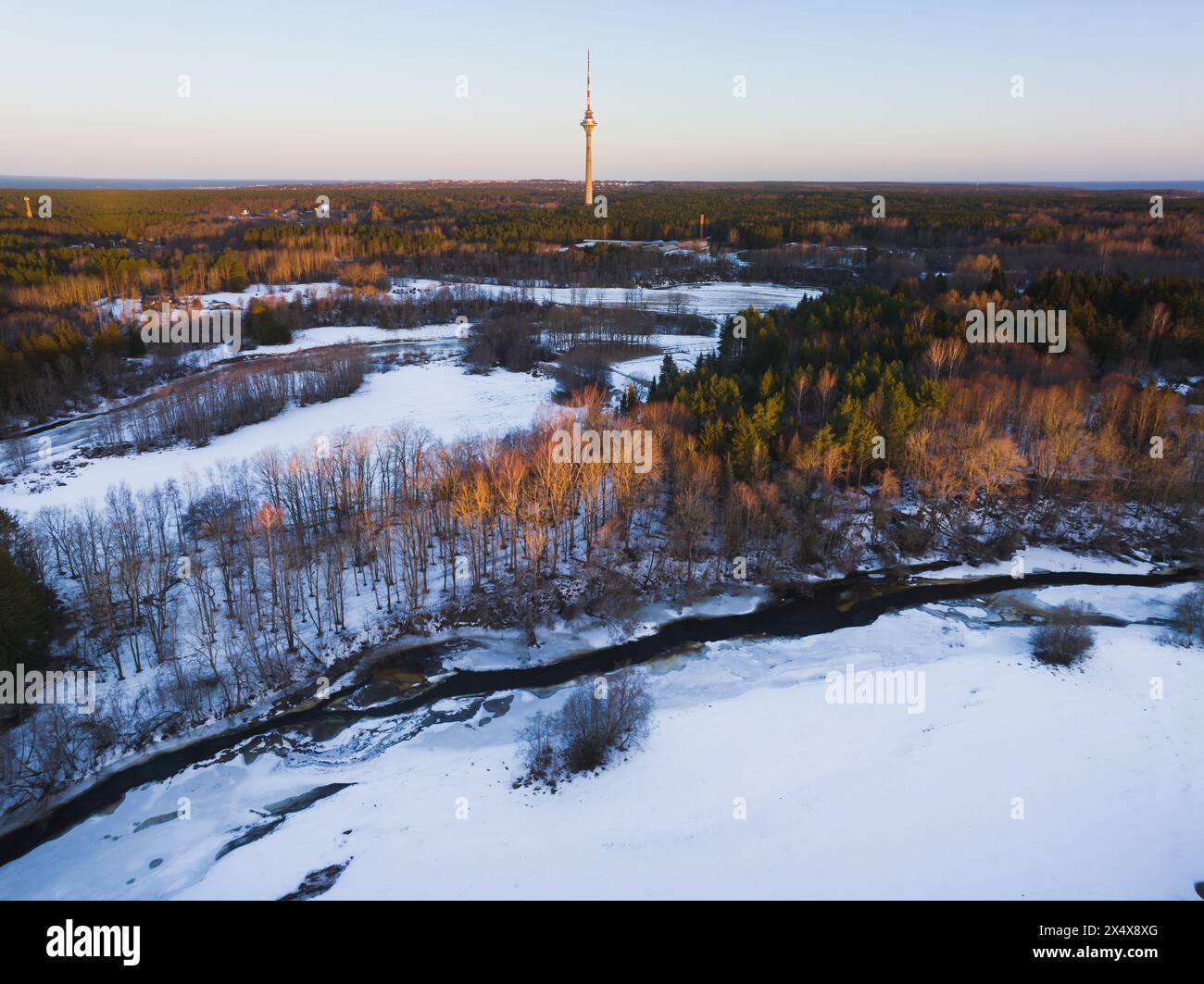 Zona di Pirita Kose di ​​Tallinn con una splendida natura e fiume in una giornata invernale. Sullo sfondo c'è la torre della TV. Foto drone. Foto Stock