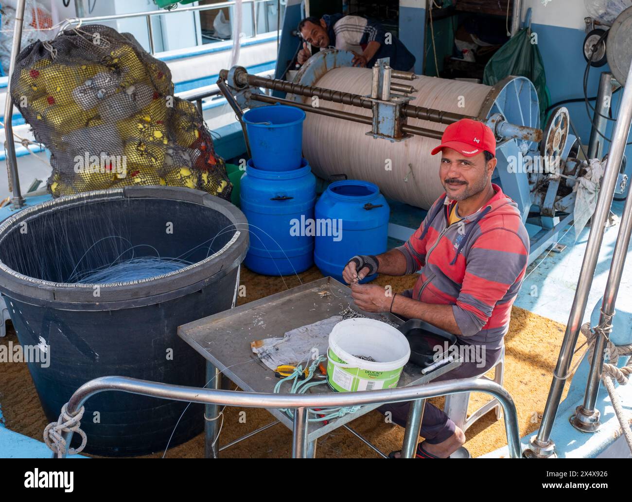 I pescatori riparano le reti nel porto vecchio di Limassol e Marina, Limassol, Repubblica di Cipro. Foto Stock