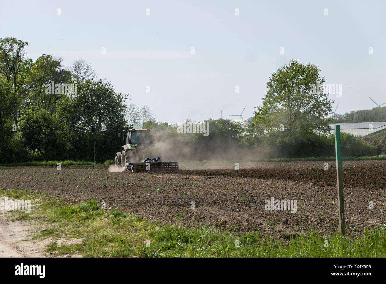 Landwirt beim Grubbern eines Feldes, Niedersachsen, Deutschland, Oetzen Foto Stock