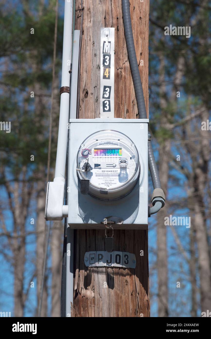 Misuratore elettrico digitale su un palo in legno nella Virginia rurale, Stati Uniti. Foto Stock