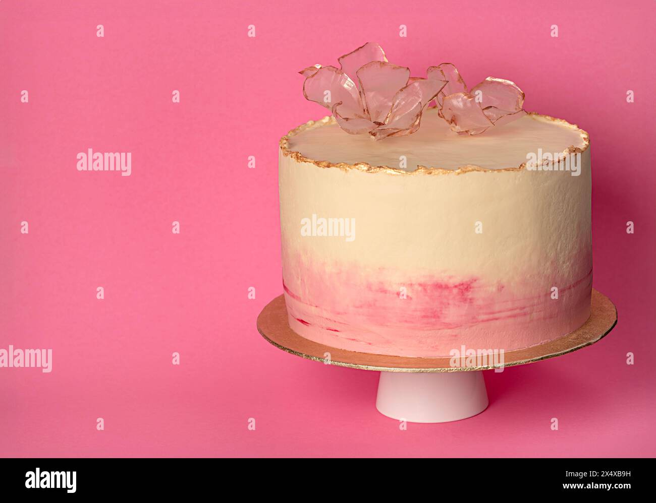 Fotografia di cibo bianco della torta di compleanno; decorata; torta; biscotti; panna; rosa; fiore; delicato; celebrazione; pasticceria; dessert; dolce; festa di compleanno; Foto Stock
