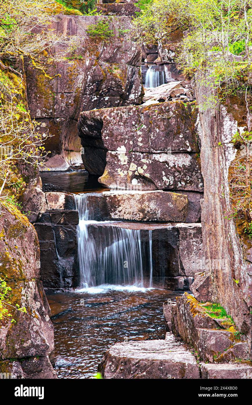 Fotografia paesaggistica della cascata di Bracklinn; callander, scozia, serenità; paesaggio; panorama; acqua, serbatoio, stagno, fiume, ruscello; masso; roccia, Foto Stock