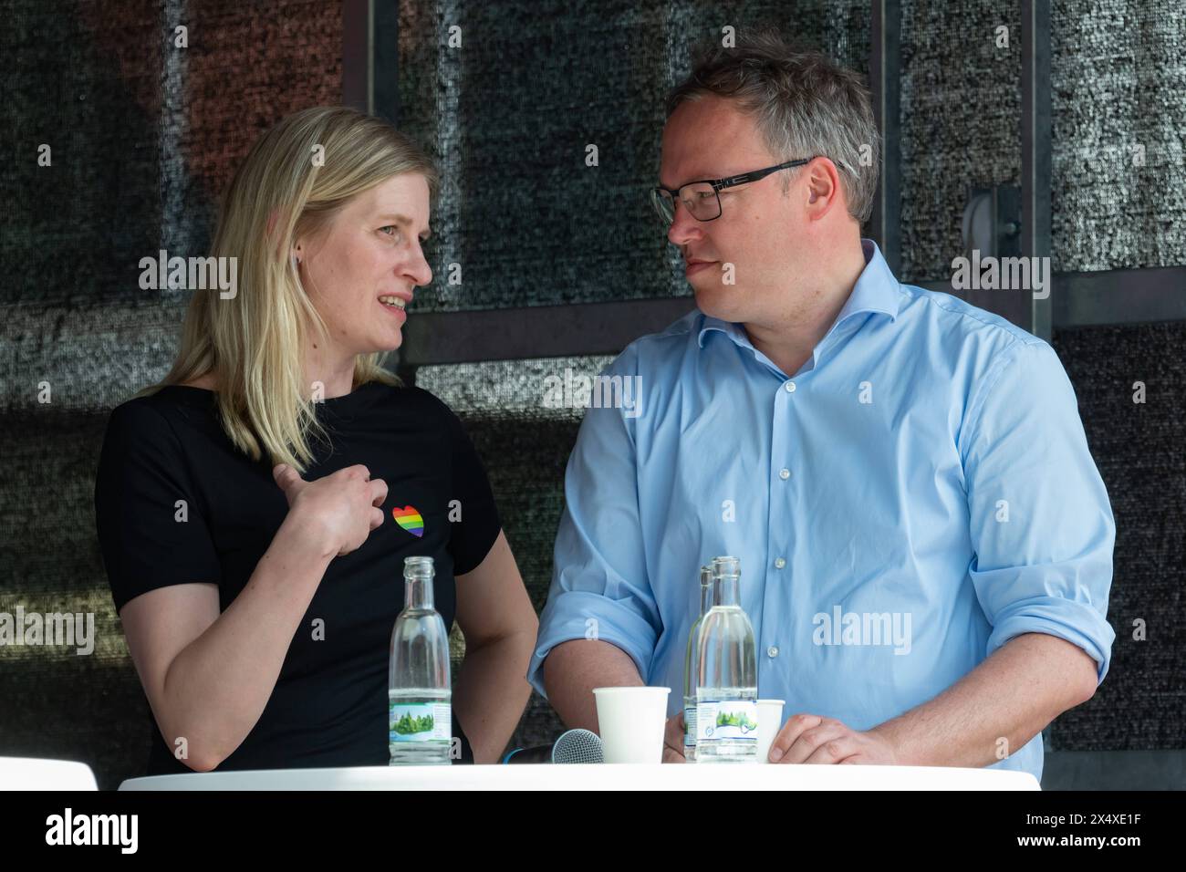Madeleine Henfling, Spitzenkandidatin von Buendnis 90/Die Gruenen fuer die Thueringer Landtagswahlen 2024, und Mario Voigt, Vorsitzender der CDU Thueringens und Spitzenkandidat Seiner Partei fuer die Thueringer Landtagswahlen 2024, v. li., AM 01.05.2024 waehrend einer Podiumsdiskussion auf einer Veranstaltung des Deutschen Gewerkschaftsbundes DGB mit mehreren Spitzenkandidatinnen und Spitzenkanditaten fuer die Landtagswahlen 2024 a Erfurt. Die Wahl zum achten Thueringer Landtag soll am 1. Settembre 2024 stattfinden. Madeleine Henfling, candidata di primo piano dell'Alleanza 90/i Verdi per la Turingia Foto Stock