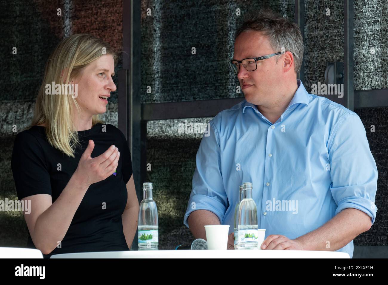 Madeleine Henfling, Spitzenkandidatin von Buendnis 90/Die Gruenen fuer die Thueringer Landtagswahlen 2024, und Mario Voigt, Vorsitzender der CDU Thueringens und Spitzenkandidat Seiner Partei fuer die Thueringer Landtagswahlen 2024, v. li., AM 01.05.2024 waehrend einer Podiumsdiskussion auf einer Veranstaltung des Deutschen Gewerkschaftsbundes DGB mit mehreren Spitzenkandidatinnen und Spitzenkanditaten fuer die Landtagswahlen 2024 a Erfurt. Die Wahl zum achten Thueringer Landtag soll am 1. Settembre 2024 stattfinden. Madeleine Henfling, candidata di primo piano dell'Alleanza 90/i Verdi per la Turingia Foto Stock