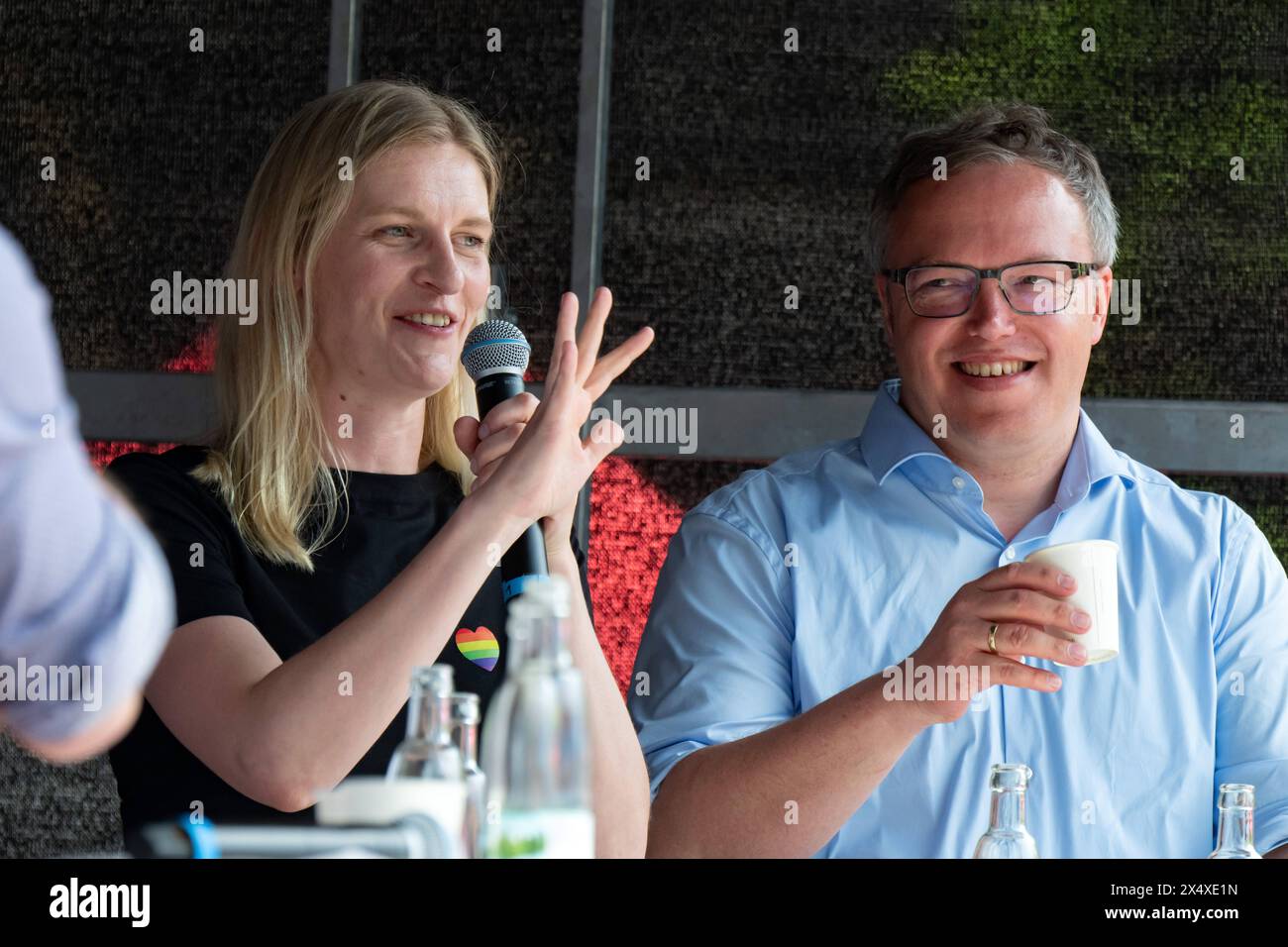 Madeleine Henfling, Spitzenkandidatin von Buendnis 90/Die Gruenen fuer die Thueringer Landtagswahlen 2024, und Mario Voigt, Vorsitzender der CDU Thueringens und Spitzenkandidat Seiner Partei fuer die Thueringer Landtagswahlen 2024, v. li., AM 01.05.2024 waehrend einer Podiumsdiskussion auf einer Veranstaltung des Deutschen Gewerkschaftsbundes DGB mit mehreren Spitzenkandidatinnen und Spitzenkanditaten fuer die Landtagswahlen 2024 a Erfurt. Die Wahl zum achten Thueringer Landtag soll am 1. Settembre 2024 stattfinden. Madeleine Henfling, candidata di primo piano dell'Alleanza 90/i Verdi per la Turingia Foto Stock
