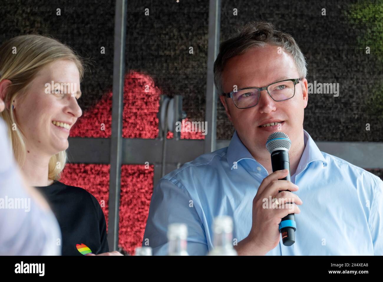 Madeleine Henfling, Spitzenkandidatin von Buendnis 90/Die Gruenen fuer die Thueringer Landtagswahlen 2024, und Mario Voigt, Vorsitzender der CDU Thueringens und Spitzenkandidat Seiner Partei fuer die Thueringer Landtagswahlen 2024, v. li., AM 01.05.2024 waehrend einer Podiumsdiskussion auf einer Veranstaltung des Deutschen Gewerkschaftsbundes DGB mit mehreren Spitzenkandidatinnen und Spitzenkanditaten fuer die Landtagswahlen 2024 a Erfurt. Die Wahl zum achten Thueringer Landtag soll am 1. Settembre 2024 stattfinden. Madeleine Henfling, candidata di primo piano dell'Alleanza 90/i Verdi per la Turingia Foto Stock