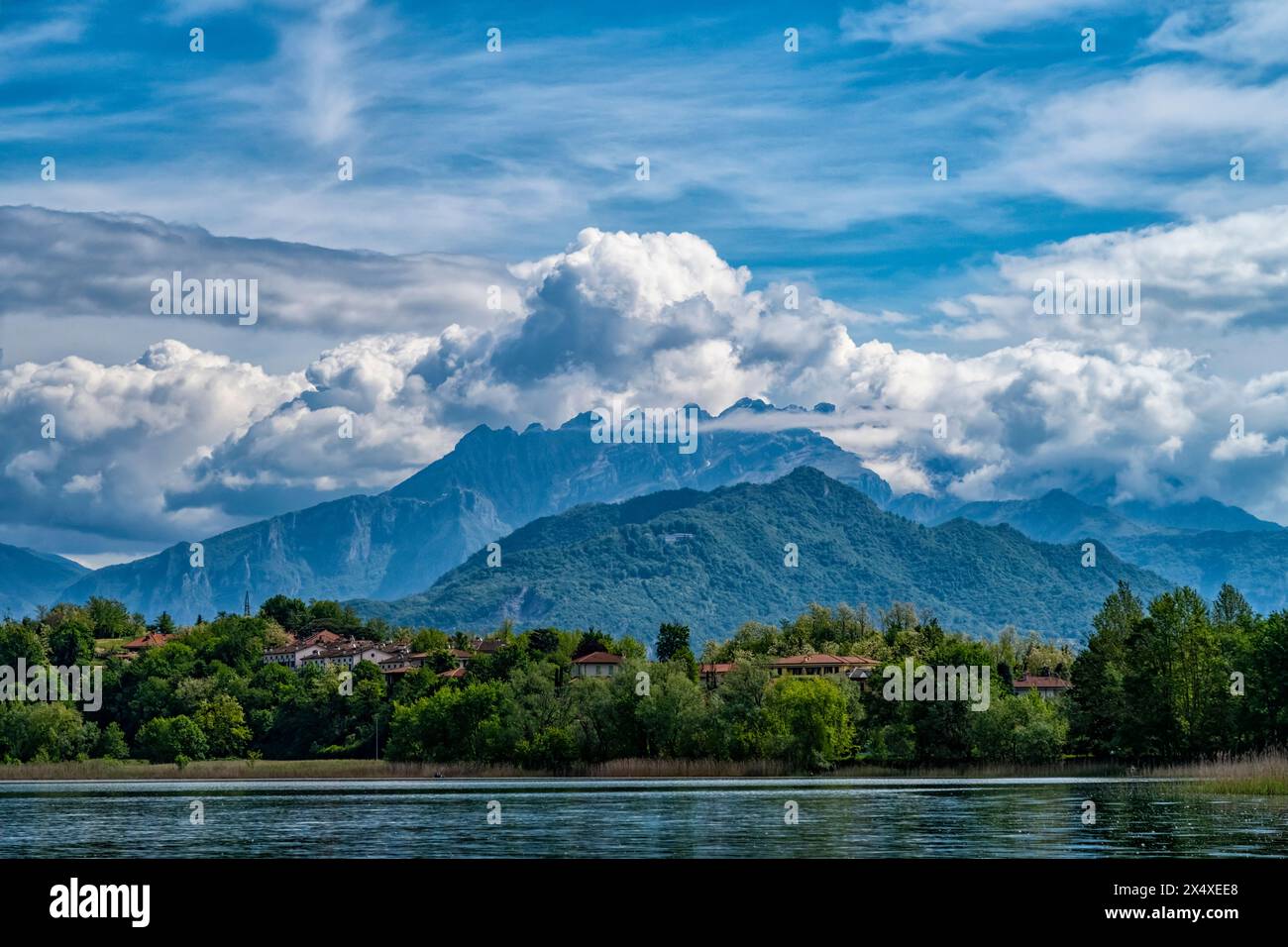 Vista del monte Resegone dal lago Pusiano Foto Stock