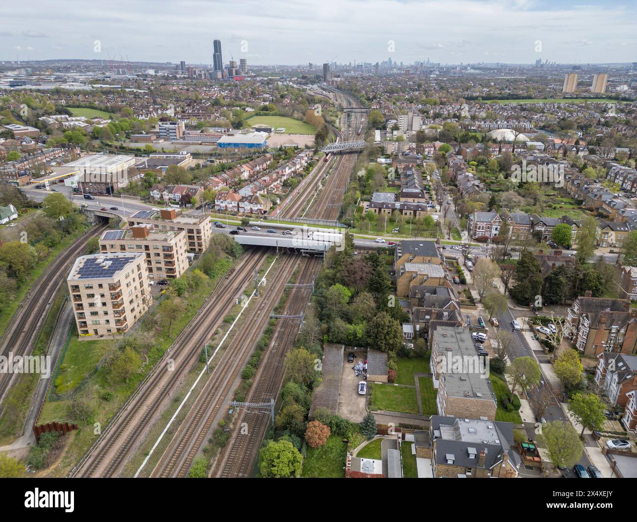 Vista aerea verso est dalla stazione ferroviaria di Ealing Broadway in direzione del centro di Londra, Regno Unito. Foto Stock