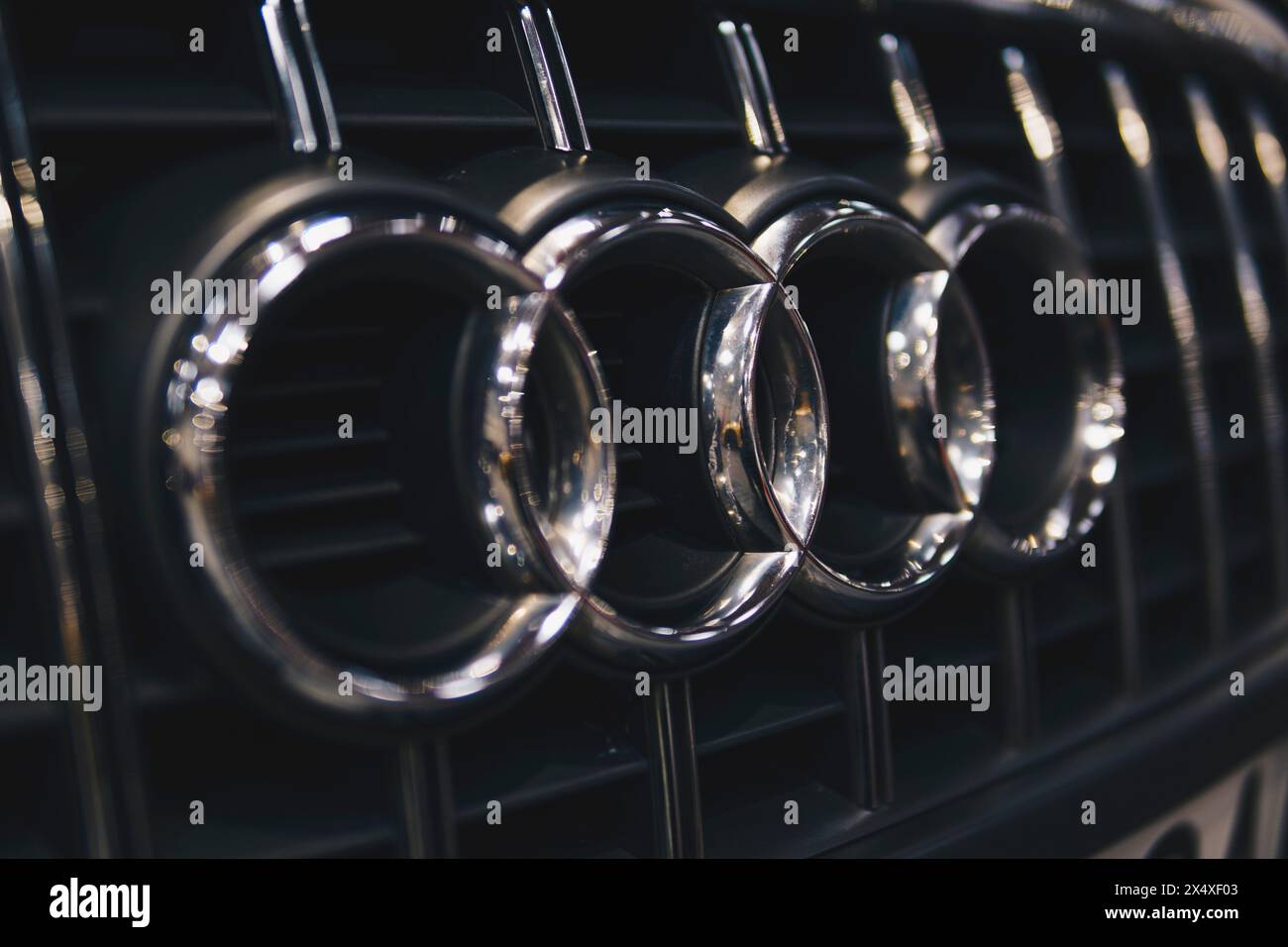 Dettaglio del logo Audi su una griglia per auto Foto Stock