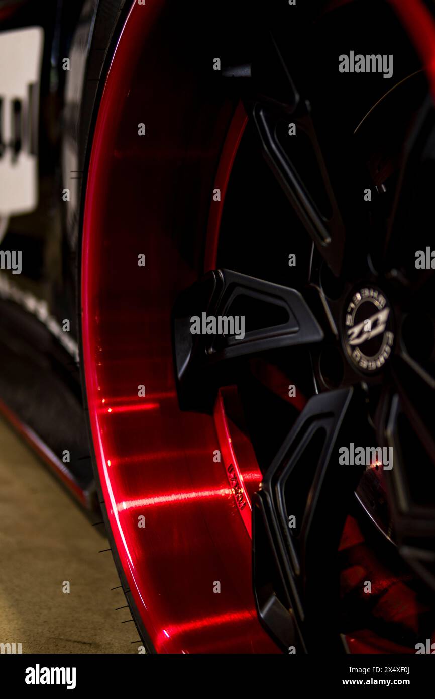 Dettaglio di un cerchio rosso di un'auto sportiva Foto Stock