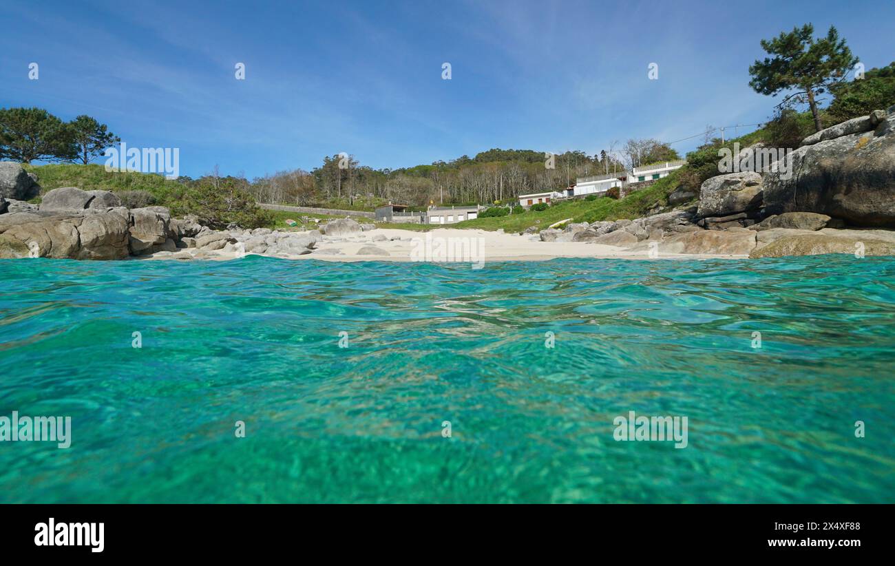 Spiaggia sulla costa atlantica della Spagna vista dalla superficie oceanica, scenario naturale, Galizia, Rias Baixas, Bueu, Praia de Lagos Foto Stock