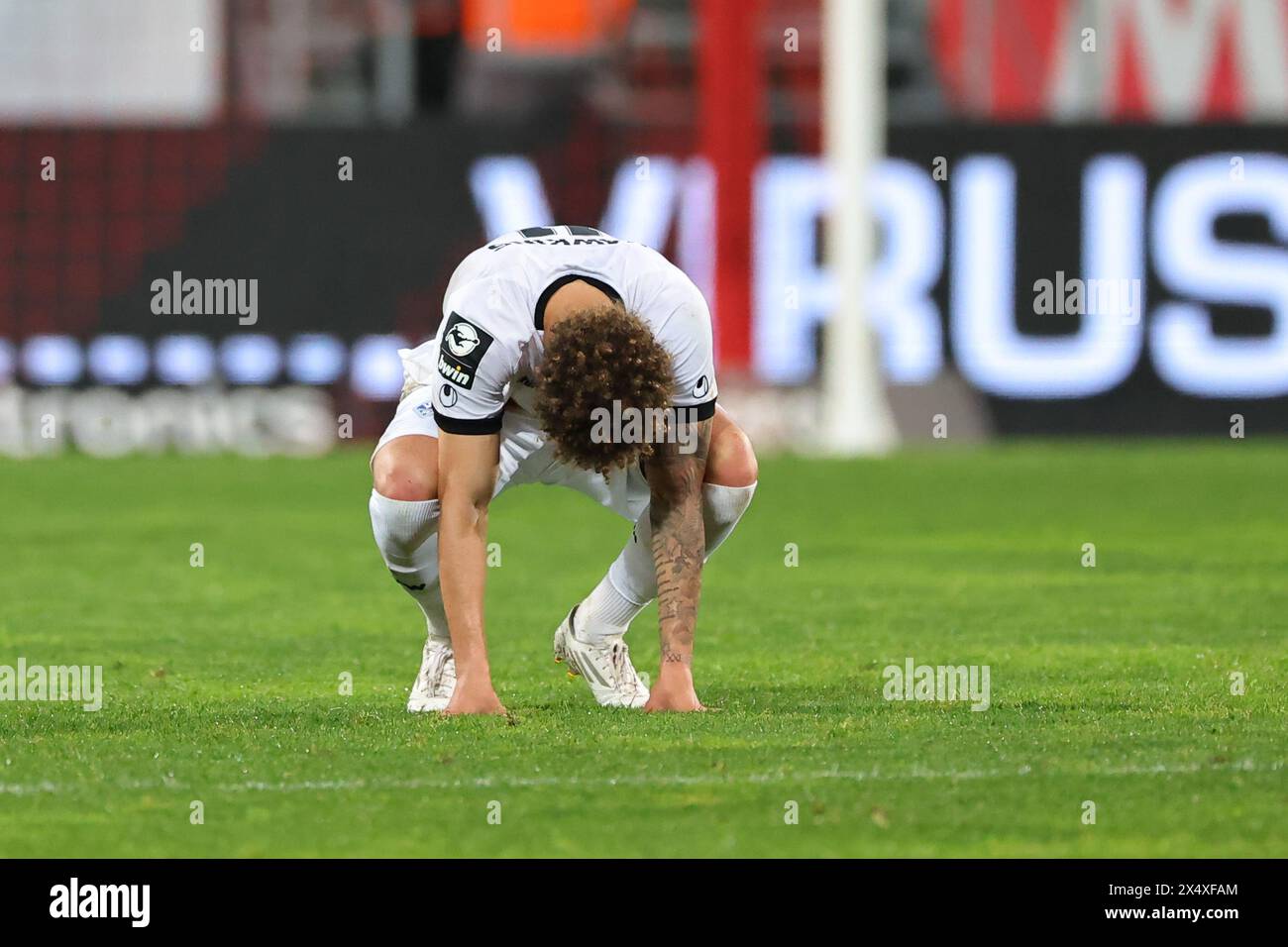 Ingolstadt, Germania. 5 maggio 2024. Calcio: Bundesliga 3, FC Ingolstadt - SV Waldhof Mannheim, partita 36 all'Audi Sportpark. Jalen Hawkins del SV Waldhof si erge in campo dopo il fischio finale. Crediti: Daniel Karmann/dpa/Alamy Live News Foto Stock