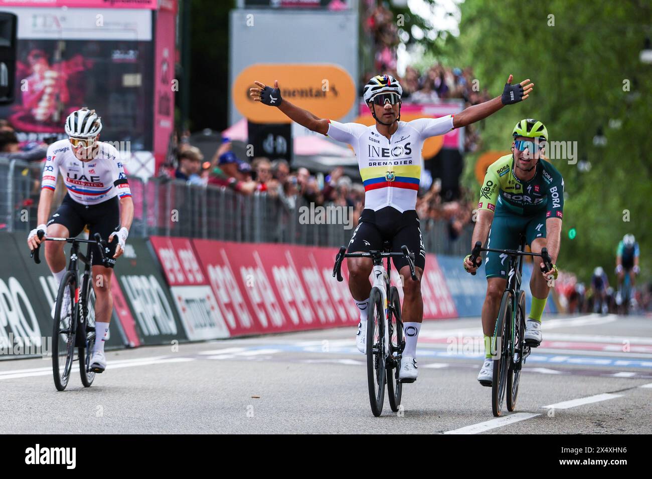 Jhonatan Narvaez dell'Ecuador e del Team INEOS Grenadiers festeggiano al traguardo come vincitore di tappa durante il 107° giro d'Italia 2024, tappa 1, una tappa di 140 km da Venaria reale a Torino. La 107esima edizione del giro d'Italia, che percorrerà un totale di 3400,8 km, parte da Veneria reale vicino a Torino il 4 maggio 2024 e terminerà a Roma. Foto Stock