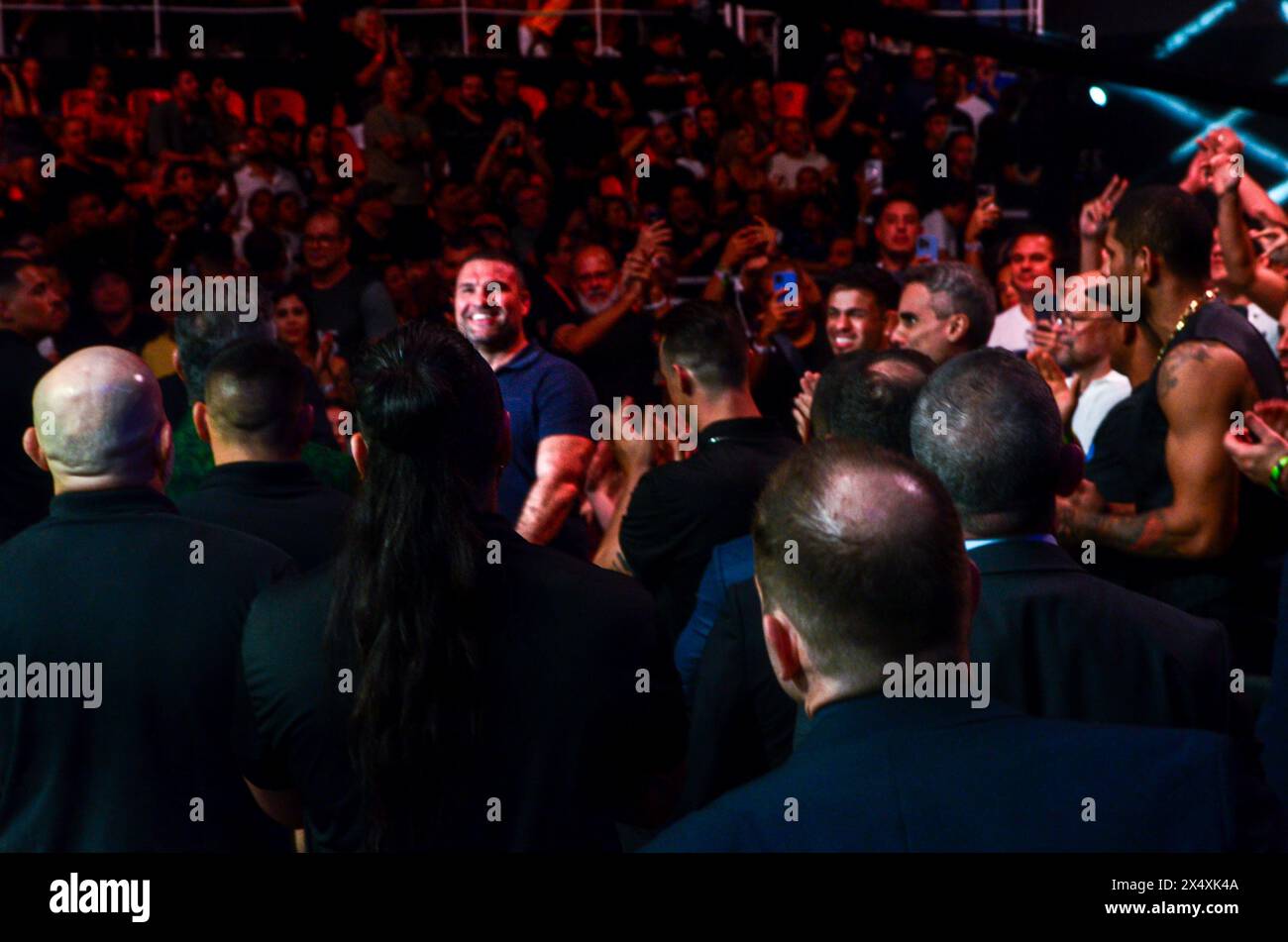 Rio De Janeiro, Brasile. 4 maggio 2024. Durante la 301a edizione dell'UFC (4), che si è svolta alla Farmasi Arena, a barra da Tijuca, Rio de Janeiro, l'organizzazione ha preparato una sorpresa: L'atleta Mauricio Shogun è ora parte della Hall of Fame, nell'ala dei pionieri. Circondato da amici combattenti e ospiti, il momento è stato molto applaudito dai presenti. Crediti: Belga/FotoArena/Alamy Live News Foto Stock