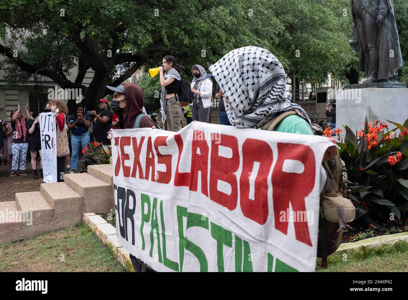 Palestina. 5 maggio 2024. Gli studenti dell'Università del Texas si iscrivono alla Facoltà sottopagata e al personale di giustizia in Palestina. Ogni anno, il giorno di maggio viene celebrato in tutto il mondo come giornata internazionale dei lavoratori. Il Comitato di solidarietà palestinese, UT SILS e i giovani leader del lavoro attivo per una manifestazione del giorno di maggio presso la torre UT, chiedendo la completa dismissione e la fine del genocidio della Palestina. Austin, Texas. Mario Cantu/CSM/Alamy Live News Foto Stock