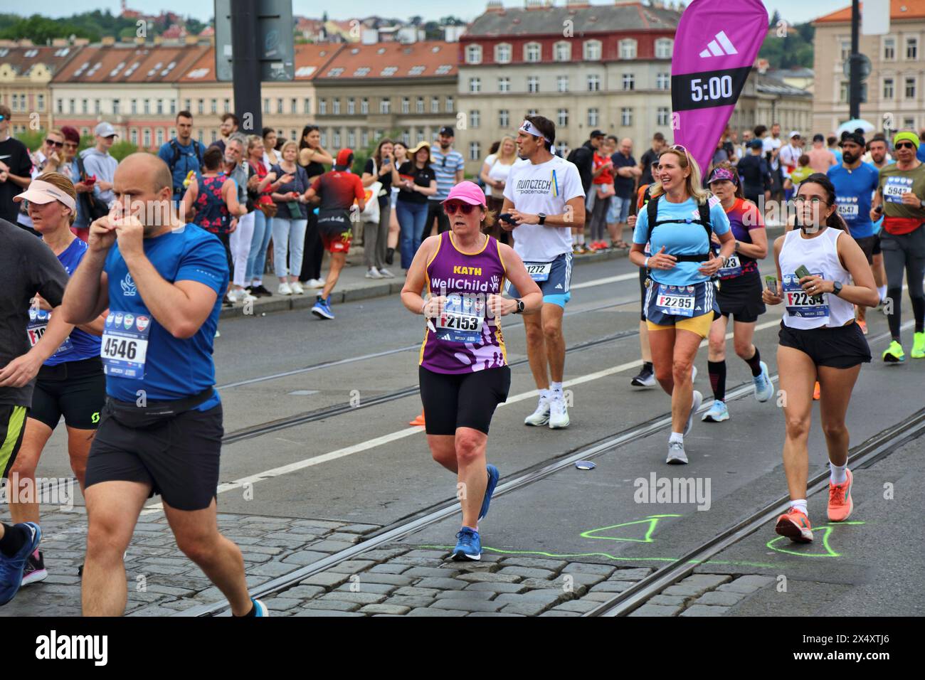 PRAGA, REPUBBLICA CECA - 5 MAGGIO 2024: I corridori seguono i pacemaker di 5 ore nella maratona di Praga, una delle più grandi gare di maratona d'Europa. Foto Stock
