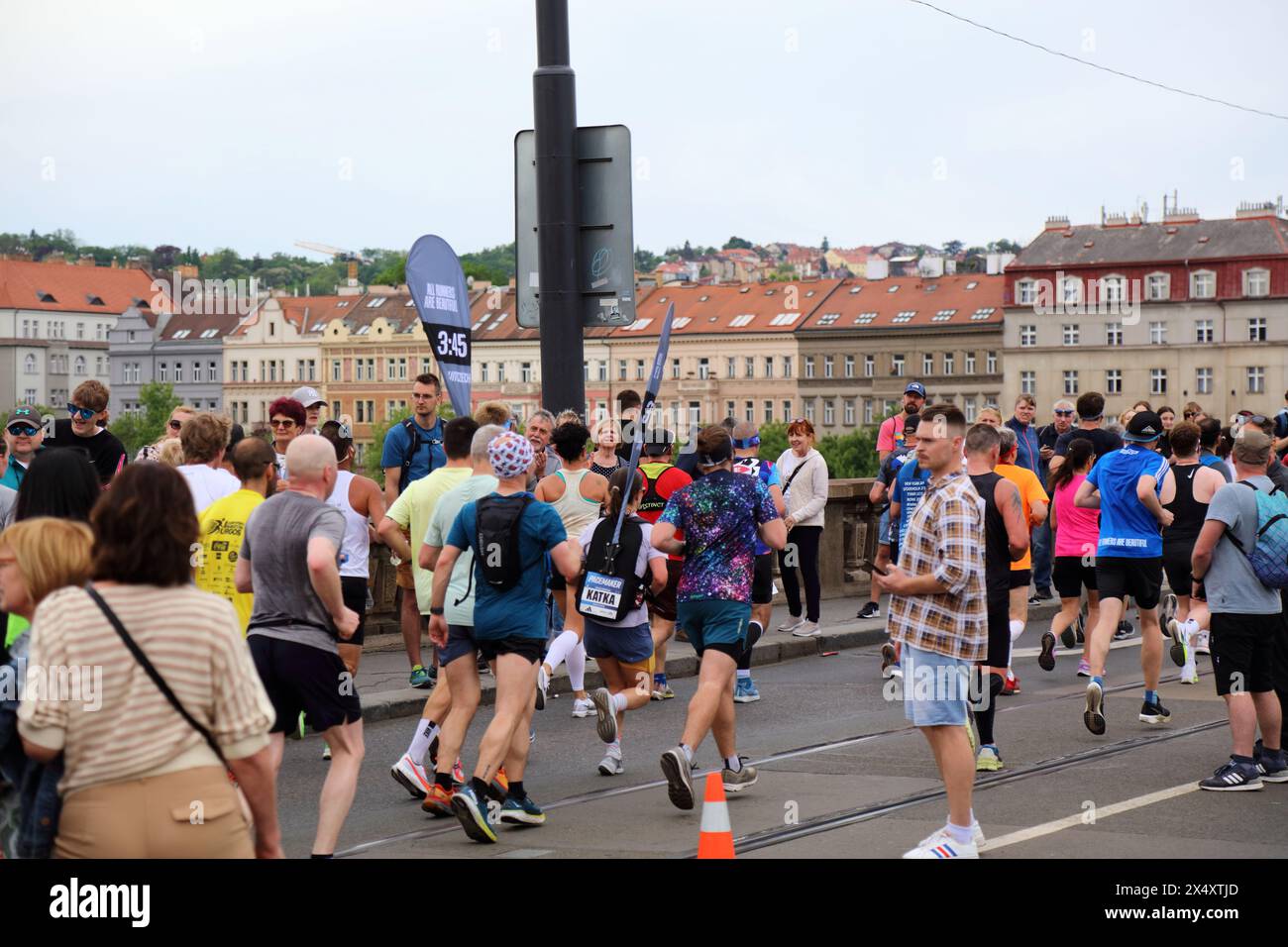 PRAGA, REPUBBLICA CECA - 5 MAGGIO 2024: I corridori seguono i pacemakers delle ore 3:45 nella maratona di Praga, una delle più grandi gare di maratona d'Europa. Foto Stock