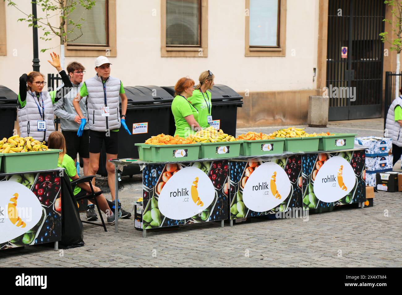 PRAGA, REPUBBLICA CECA - 5 MAGGIO 2024: I volontari regalano spuntini di frutta per i corridori della Maratona di Praga, una delle più grandi gare di maratona d'Europa. Foto Stock