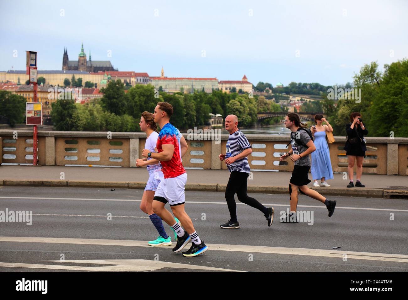 PRAGA, REPUBBLICA CECA - 5 MAGGIO 2024: I corridori prendono parte alla Maratona di Praga, una delle più grandi gare maratoniche d'Europa. Foto Stock