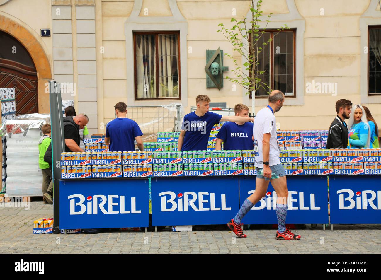 PRAGA, REPUBBLICA CECA - 5 MAGGIO 2024: I volontari offrono bevande rinfrescanti (bibite bibite Birell) per i corridori della Maratona di Praga, una delle più grandi maratone ra Foto Stock