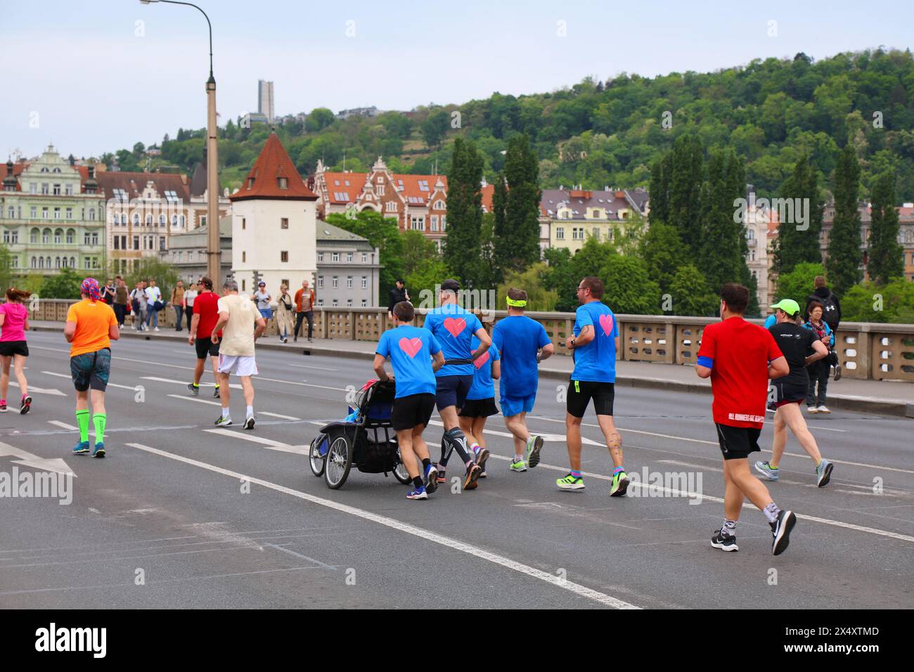 PRAGA, REPUBBLICA CECA - 5 MAGGIO 2024: I corridori prendono parte alla Maratona di Praga, una delle più grandi gare maratoniche d'Europa. Foto Stock