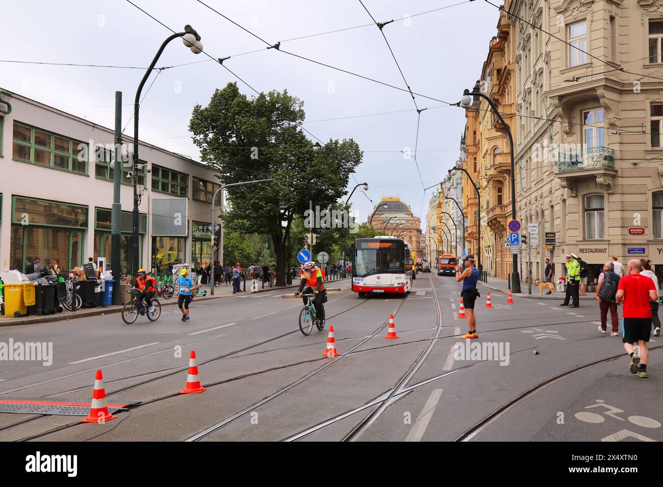 PRAGA, REPUBBLICA CECA - 5 MAGGIO 2024: L'ultimo corridore della maratona di Praga è accompagnato da volontari in una delle più grandi gare di maratona d'Europa. Foto Stock