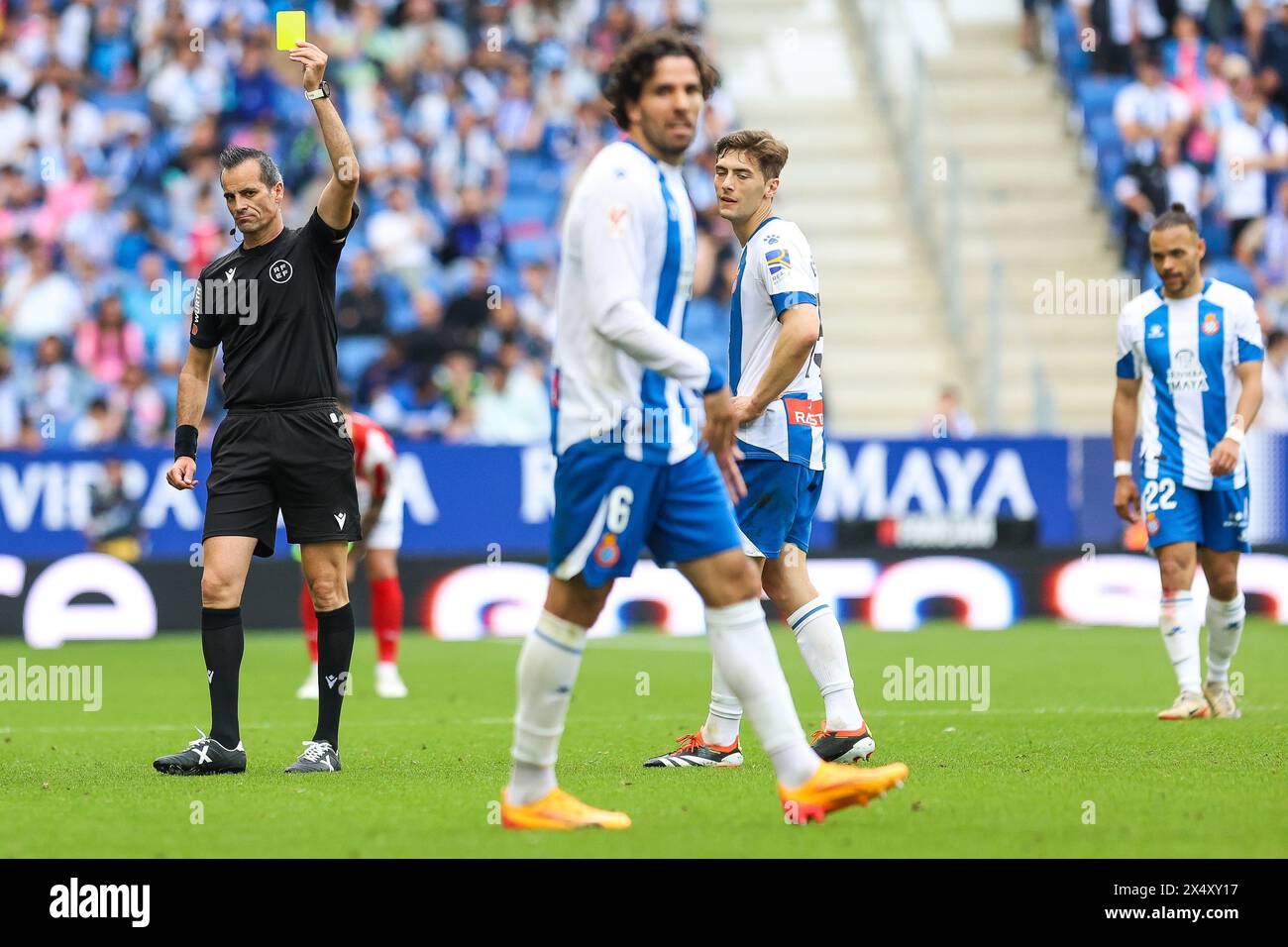 Barcellona, Spagna. 5 maggio 2024. L'arbitro Luis Milla prenota Leandro Cabrera (6) dell'Espanyol durante la partita di LaLiga 2 tra Espanyol e Sporting Gijon allo Stage Front Stadium di Barcellona. (Photo Credit: Gonzales Photo/Alamy Live News Foto Stock